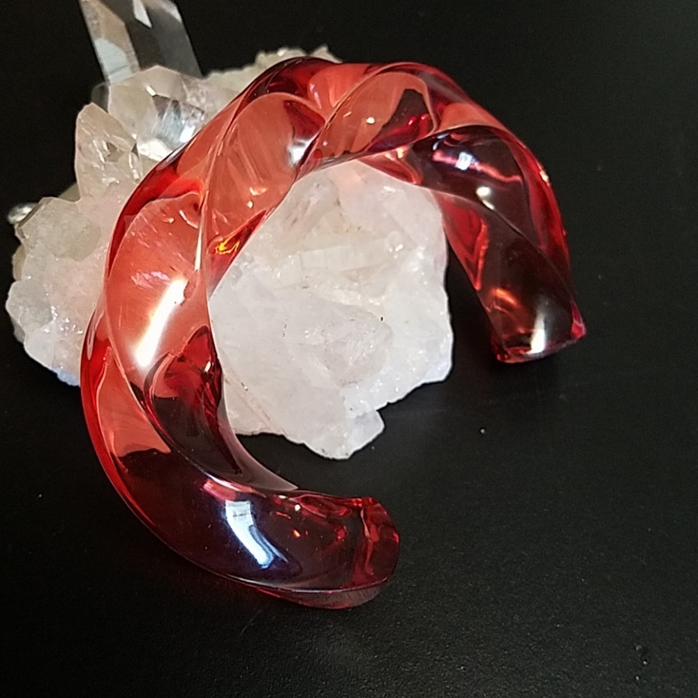 Vintage Red Acrylic Twist Bracelet - Picture 4 of 7